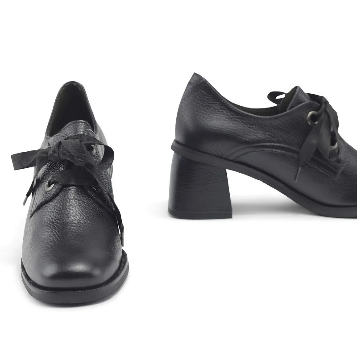 Black leather lace-up heels oxfords.